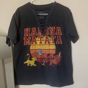 Disney “Hakuna Matata” Lace-Up V-Neck Women’s Tee Sz Large